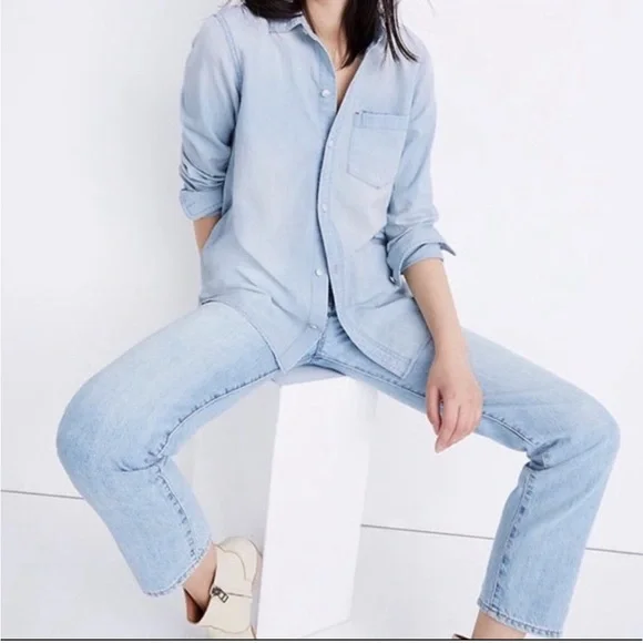 Madewell Classic Light Chambray Button Down Shirt in Medium - Picture 3 of 15